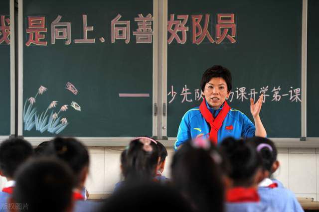 美女百分百露胸