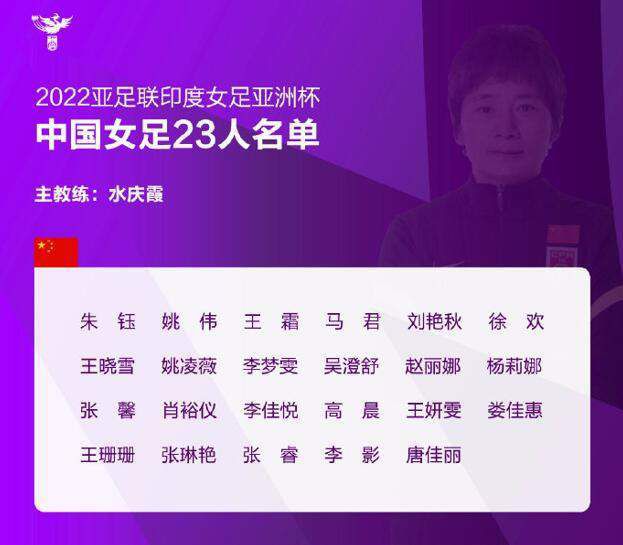 溪水中的女人